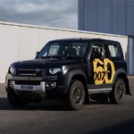Land Rover faz homenagem aos 60 anos da franquia 007 com o Defender 90