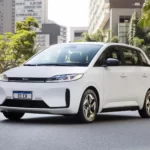 BYD apresenta o D1 EV, carro elétrico de aplicativo vendido por R$ 269.990