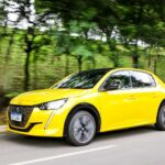 O Peugeot e-208 receberá uma nova versão mais barata e com 400 km de autonomia