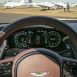 Aston Martin DBX foi destaque em evento que reuniu proprietários de aviões executivos
