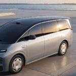 Leapmotor revela mundialmente a minivan de luxo D99